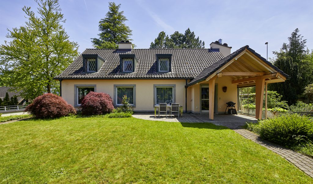 Repräsentatives Einfamilienhaus mit Garten und grosszügigem Nebenbau