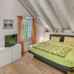 Helle Dachgeschosswohnung mit grossem Gartenanteil