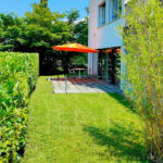 Grosszügige, loftartige Gartenwohnung mit über 100 m² Rasen und Sitzplatz