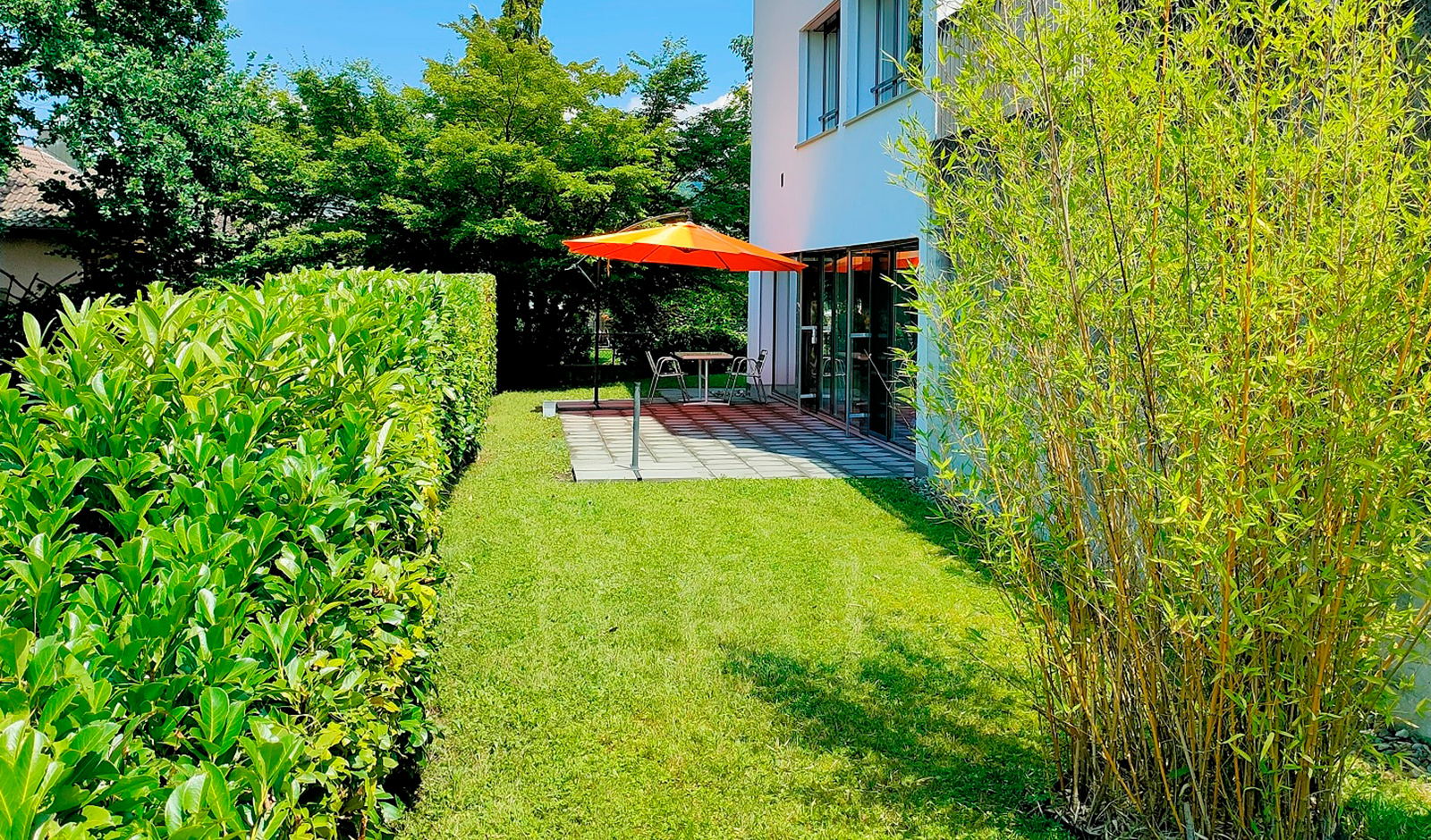 Grosszügige, loftartige Gartenwohnung mit über 100 m² Rasen und Sitzplatz