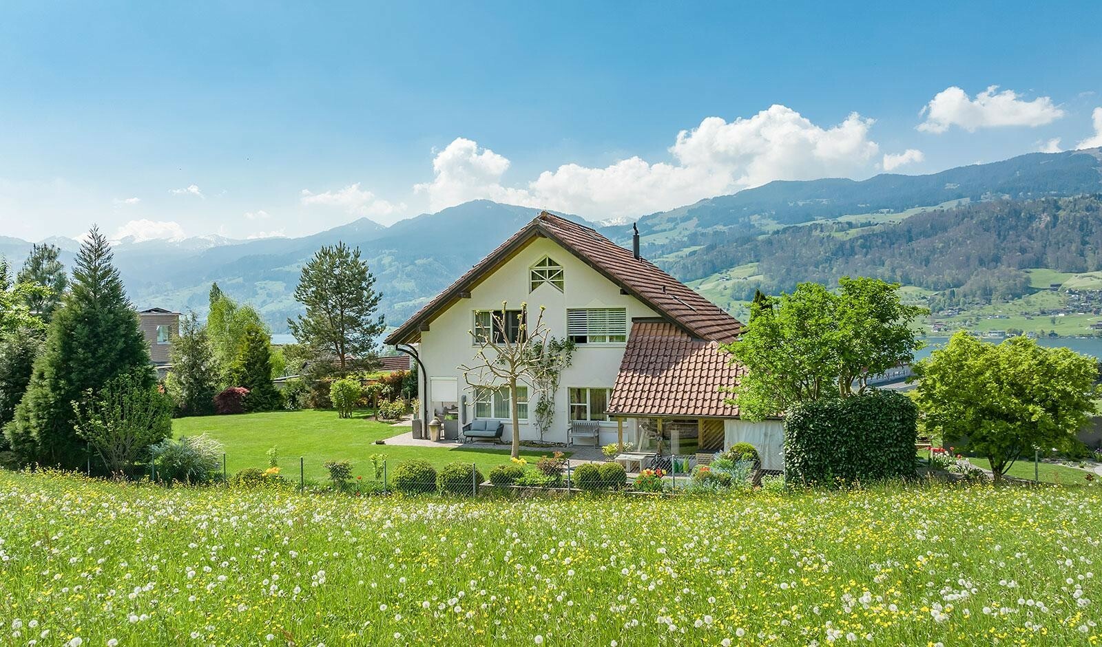 Freistehendes Einfamilienhaus mit See und Panoramablick