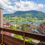 Idyllisches Eckhaus mit See- und Bergsicht