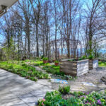 Doppel-Einfamilienhaus mit prämiertem Naturgarten als Familienoase