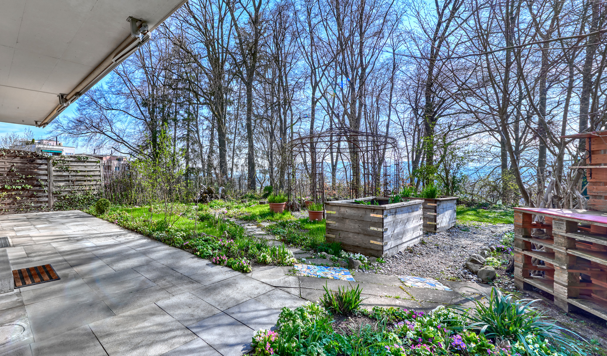 Doppel-Einfamilienhaus mit prämiertem Naturgarten als Familienoase