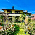 Doppel-Einfamilienhaus mit prämiertem Naturgarten als Familienoase