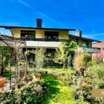 Doppel-Einfamilienhaus mit prämiertem Naturgarten als Familienoase