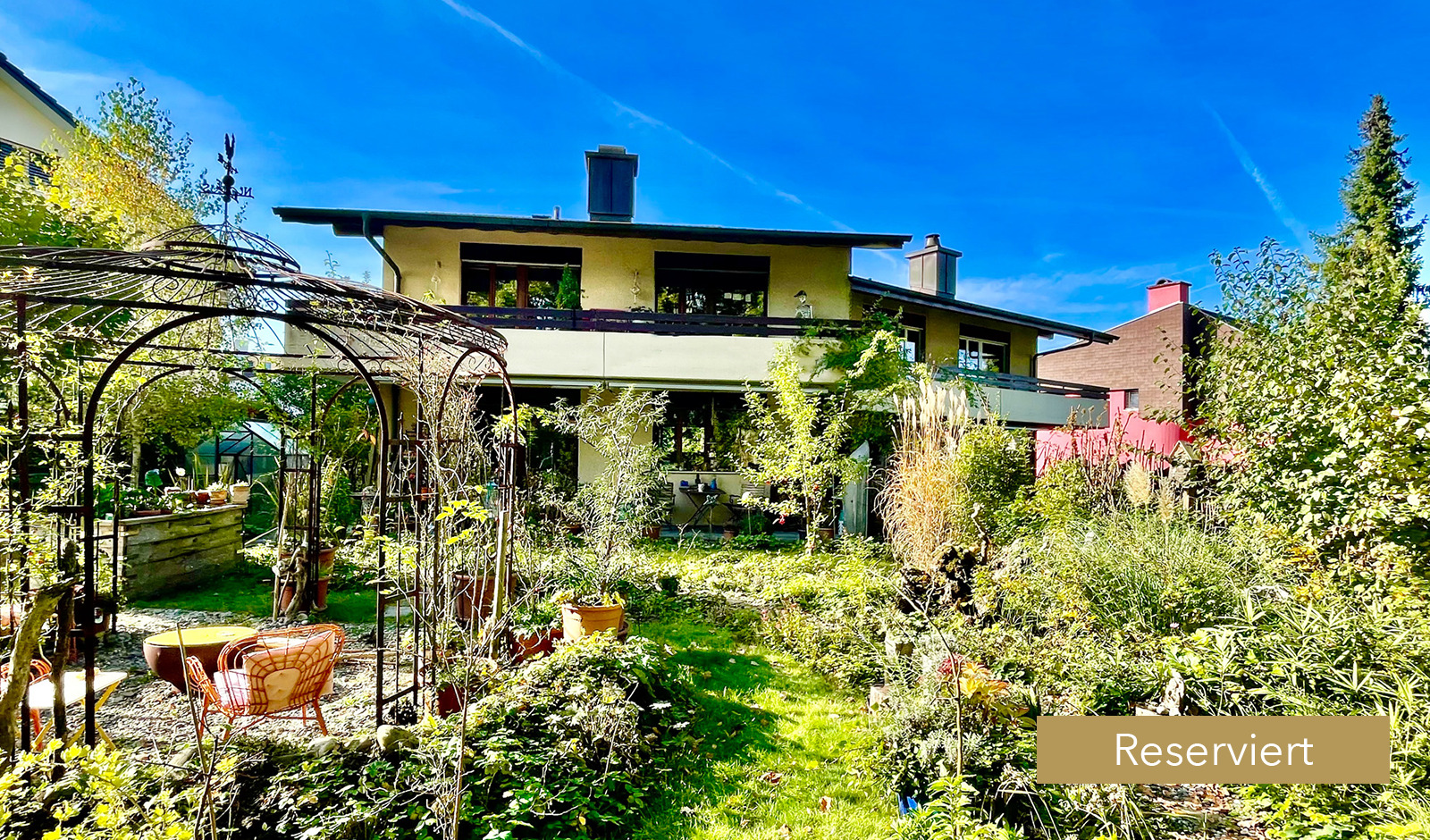 Doppel-Einfamilienhaus mit prämiertem Naturgarten als Familienoase