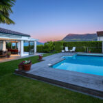 Design-Oase mit Pool, Palmen und traumhaftem Rigi-Panoramablick