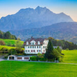 Rohdiamant mit Aussicht – einzigartige Lage auf Hügelkuppe im Felmis